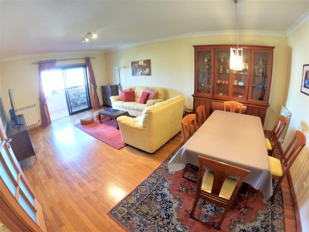 Lisbon 2 bedroom apartment with balcony in Algés - Appartement