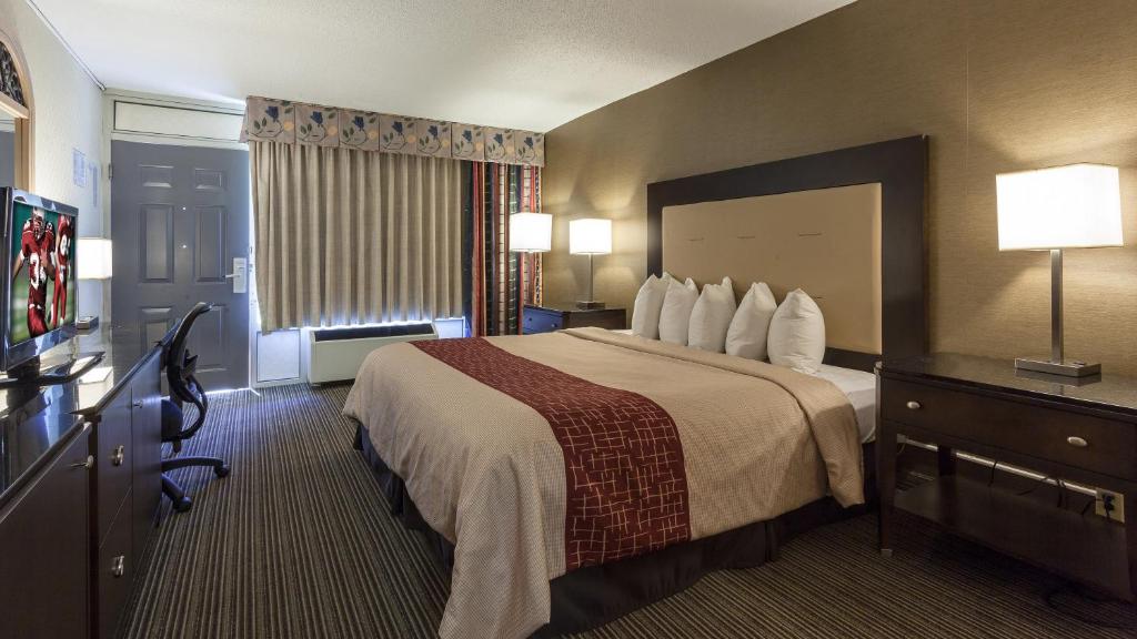 Red Roof Inn & Suites DeKalb - 高级国王房间不吸烟