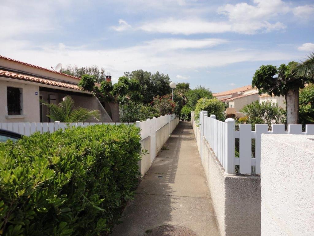 Vonkajšia záhrada v ubytovaní PERLES DU SOLEIL Jolie villa T2 mezzanine piscine Rochelongue Cap d'Agde