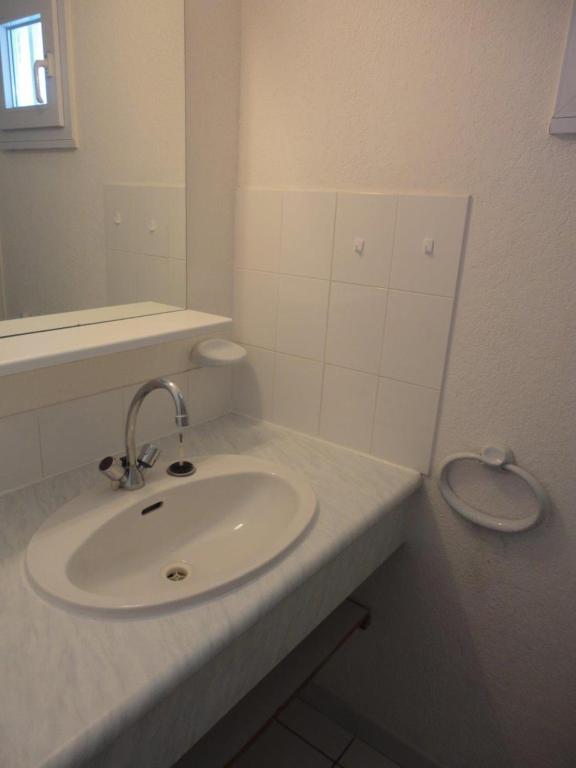Kúpeľňa v ubytovaní PERLES DU SOLEIL Jolie villa T2 mezzanine piscine Rochelongue Cap d'Agde