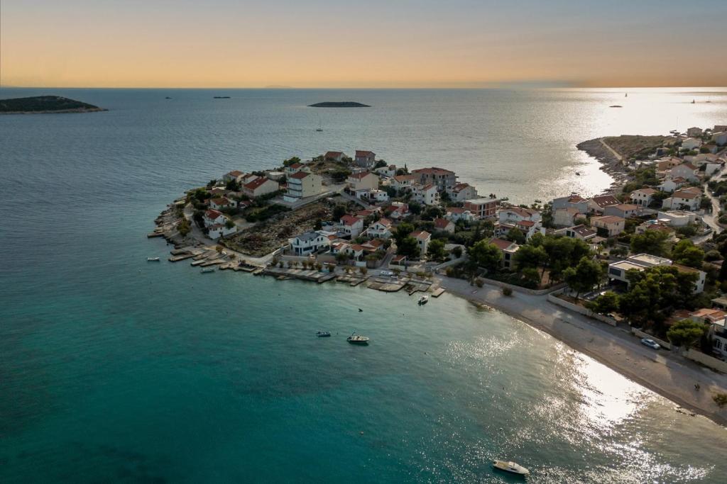 een luchtzicht op een klein eiland in de oceaan bij Holiday Home Little Desire - Sevid in Sevid
