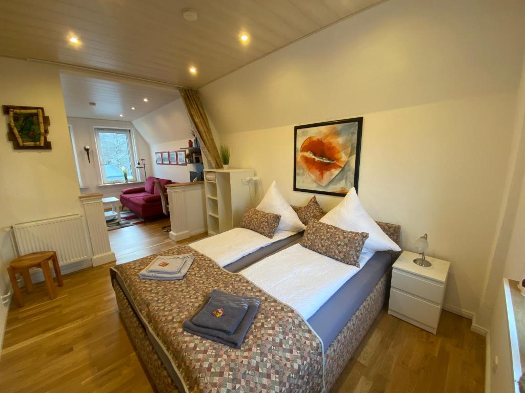 um quarto com uma cama e uma sala de estar em Ferienwohnung Maike em Lübeck