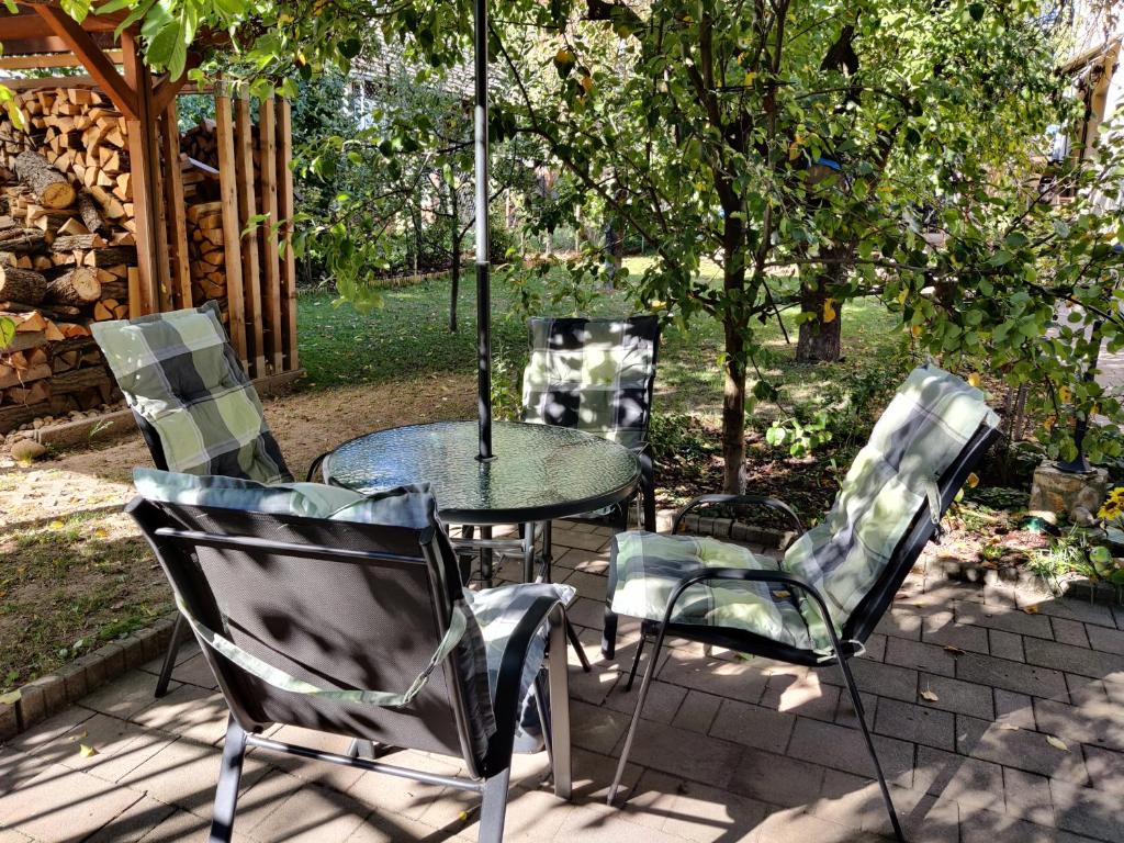 Vonkajšia záhrada v ubytovaní Cseresznyés apartman
