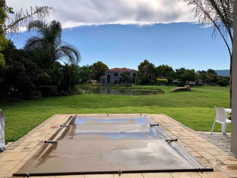 une dalle de béton au milieu d'un chantier dans l'établissement Bella Casa Villa, à Hartbeespoort