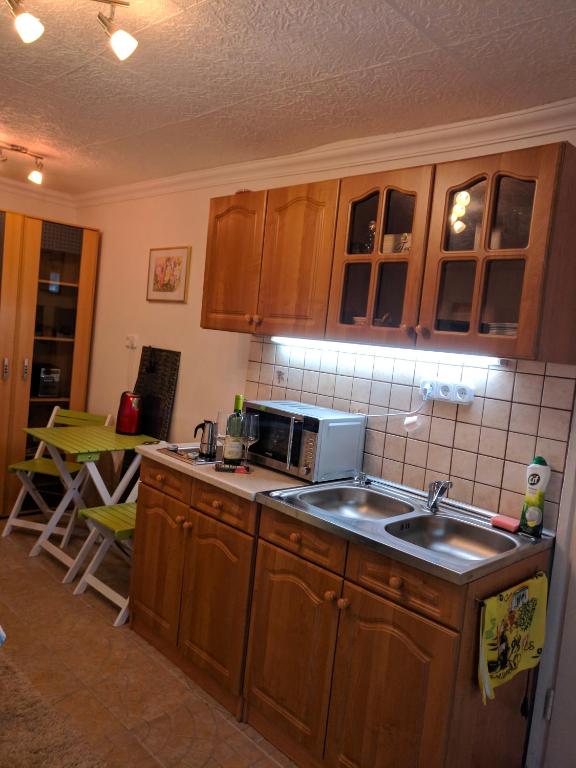 Kuchyňa alebo kuchynka v ubytovaní Cseresznyés apartman