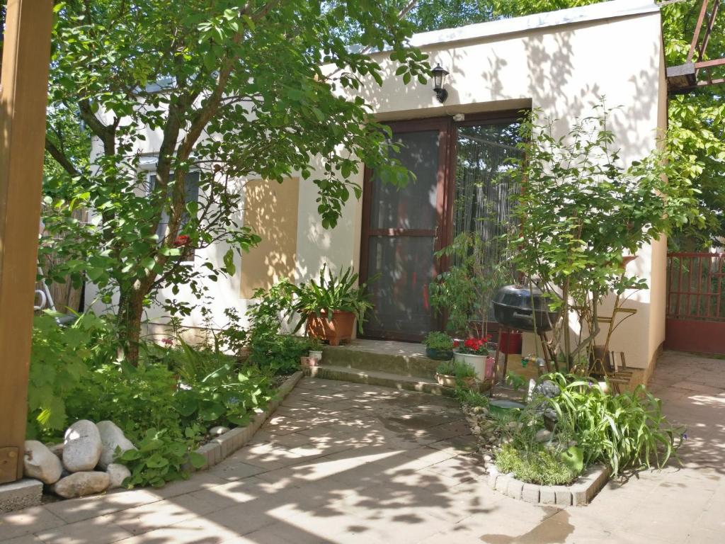 Vonkajšia záhrada v ubytovaní Cseresznyés apartman