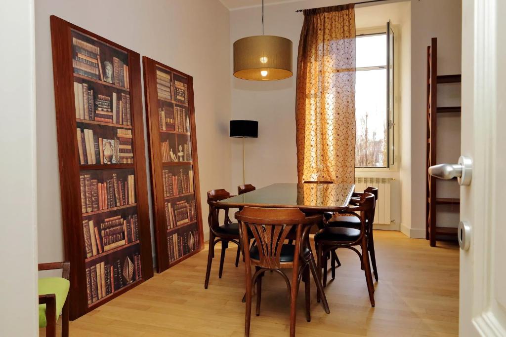 The library in Az apartmant
