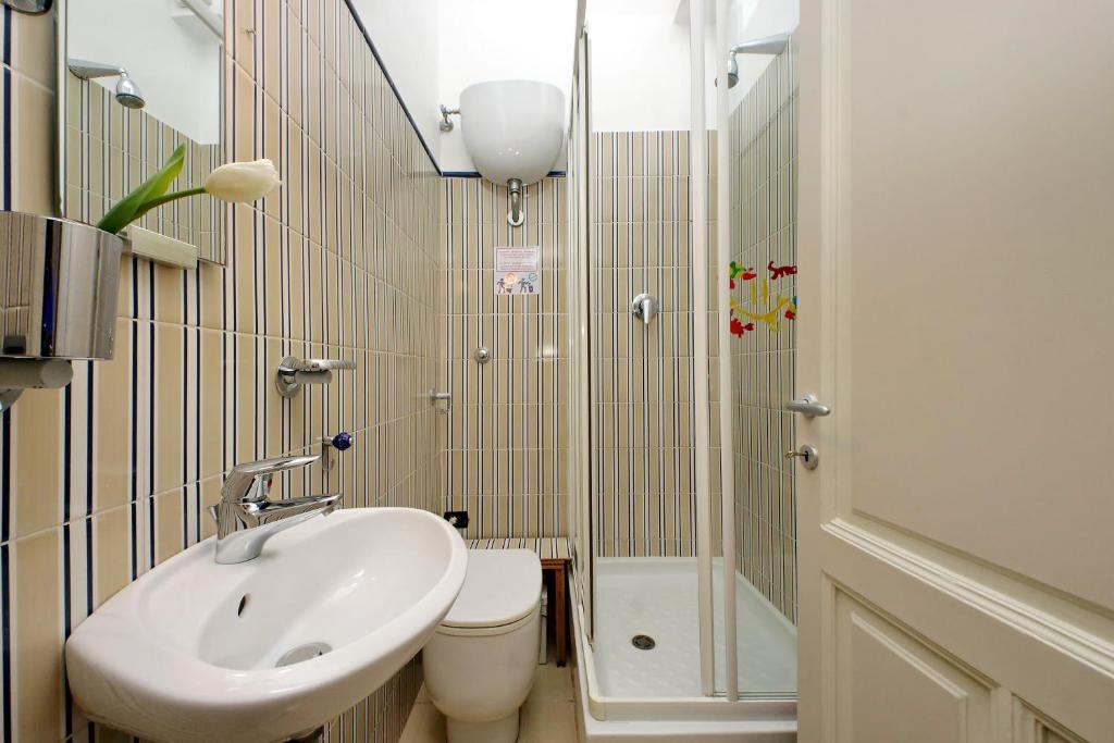 A bathroom at Boutique Apartment with view on Maxxi museum