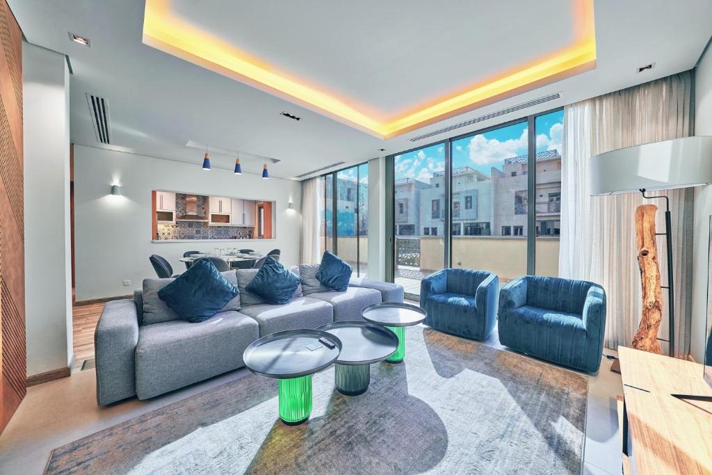 ein Wohnzimmer mit einem Sofa und einem Tisch in der Unterkunft Mabaat - Oceana Resort - 463 in Riad
