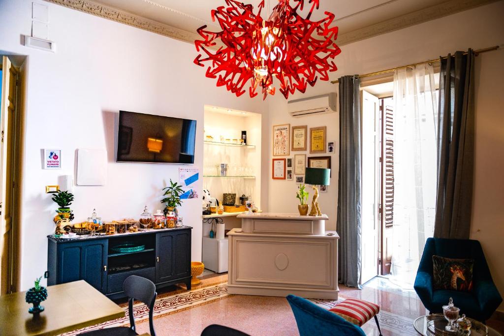 sala de estar con lámpara de araña y cocina en AUSA suites en Palermo