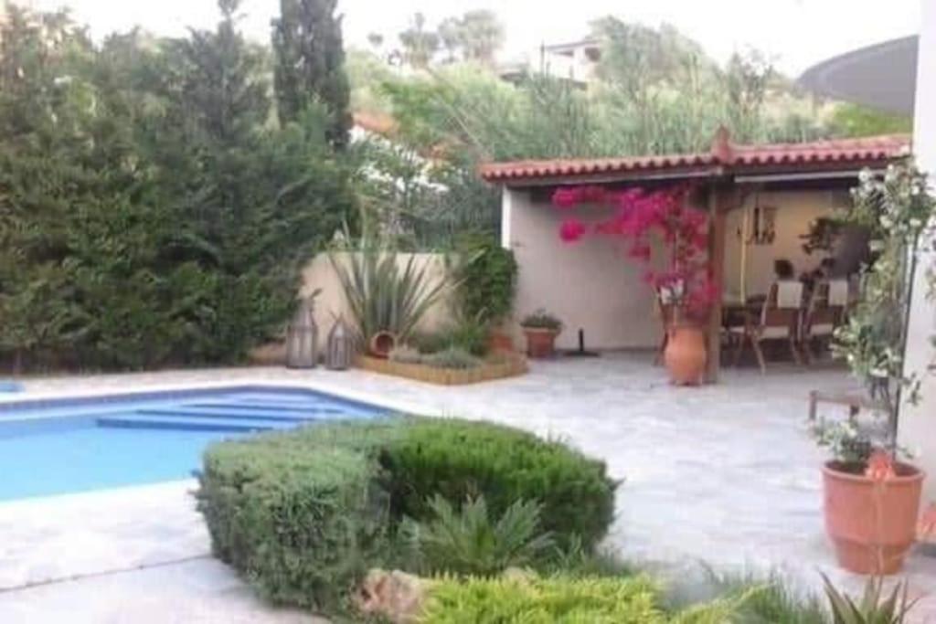 una casa con piscina en un patio en Ερέτρια ~Ένας προορισμός μια ανάσα από την Αθήνα en Erétria