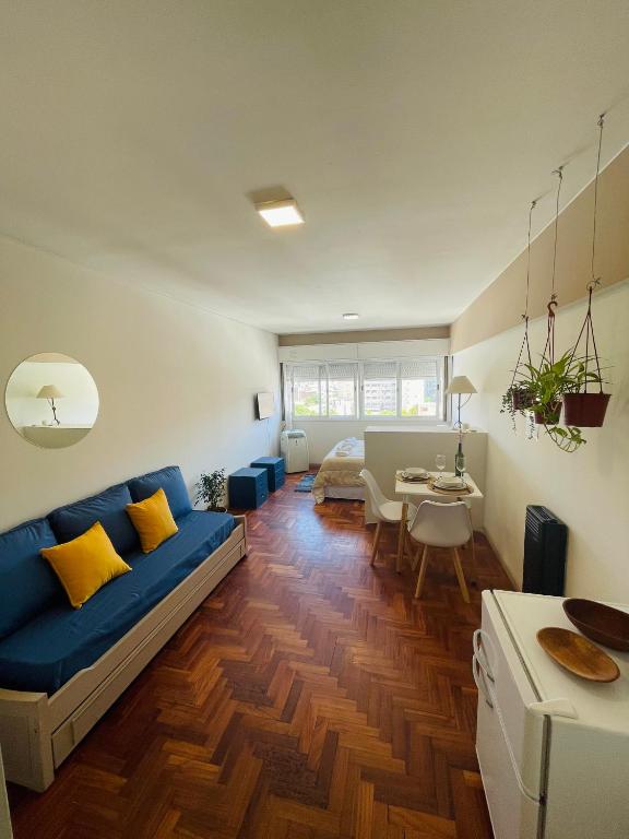 sala de estar con sofá azul y mesa en Rinconcito en centro de Mendoza en Mendoza