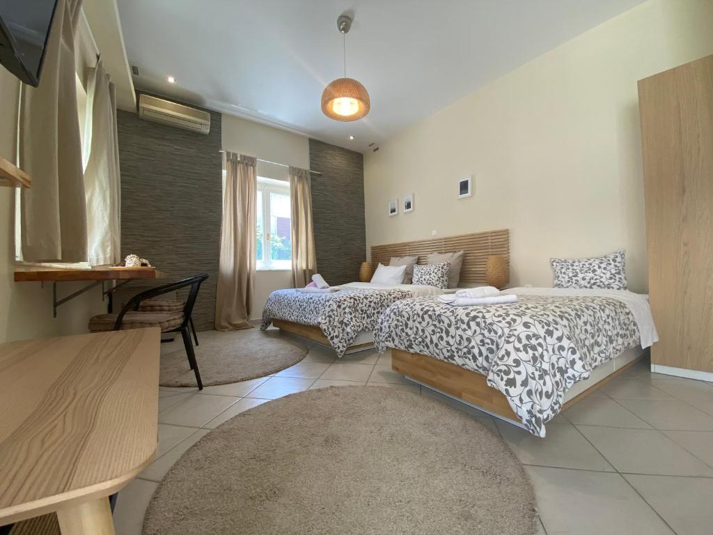 A bed or beds in a room at Flight Apartments Airport by Airstay