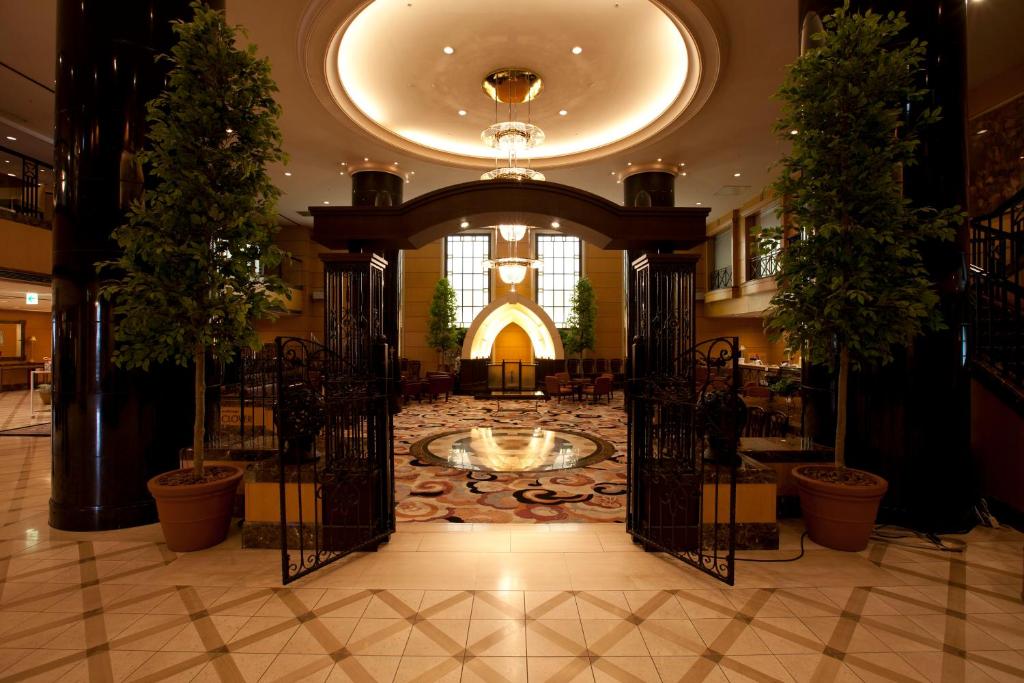 um lobby com uma fonte no meio de um edifício em Hotel Metropolitan Morioka New Wing em Morioka
