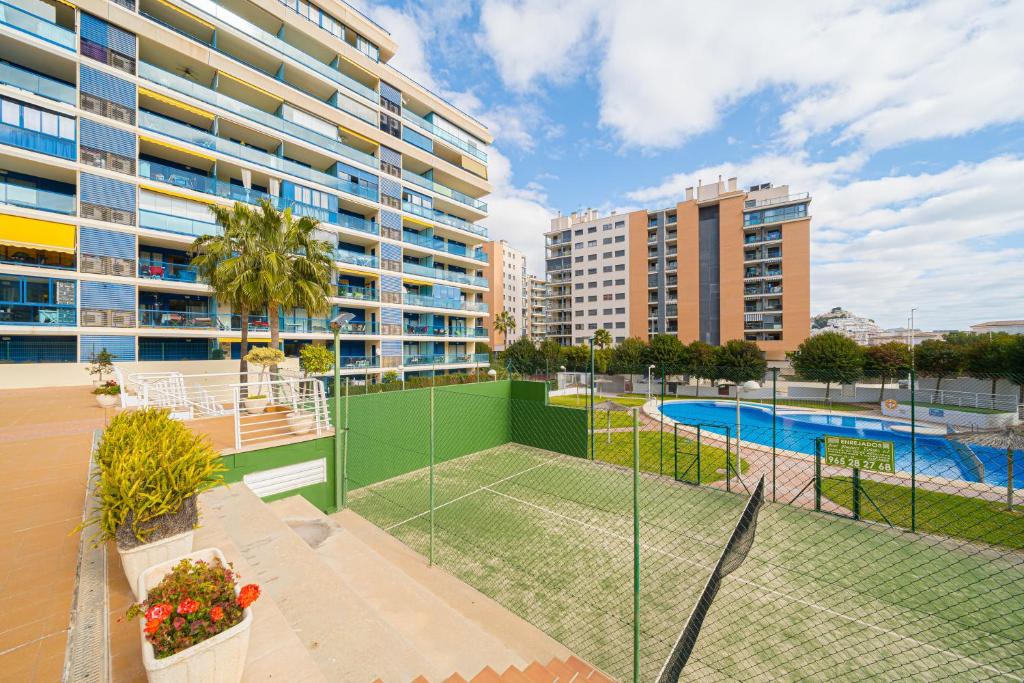 een tennisbaan in het midden van een gebouw bij Beach and Green in Alicante