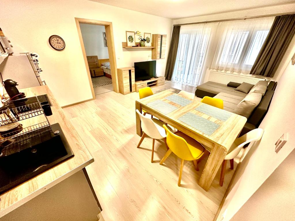 Kuchyňa alebo kuchynka v ubytovaní Pine Apartment & Pool