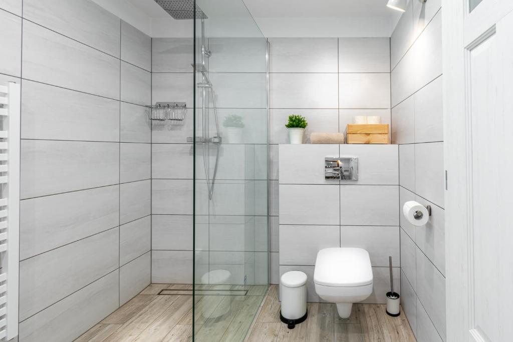 A bathroom at Chalet Ester - Luxury Provençal House in Orava