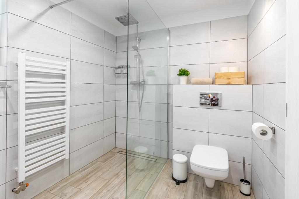 A bathroom at Chalet Ester - Luxury Provençal House in Orava