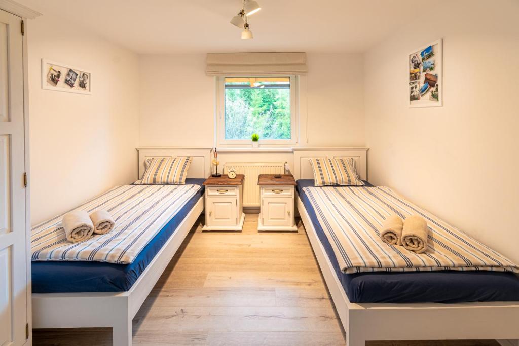 A bed or beds in a room at Chalet Ester - Luxury Provençal House in Orava