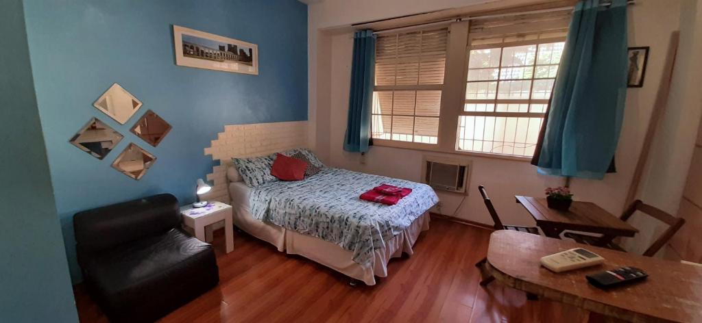 1 dormitorio con cama, sofá y ventana en Sweet Studio Lapa, en Río de Janeiro