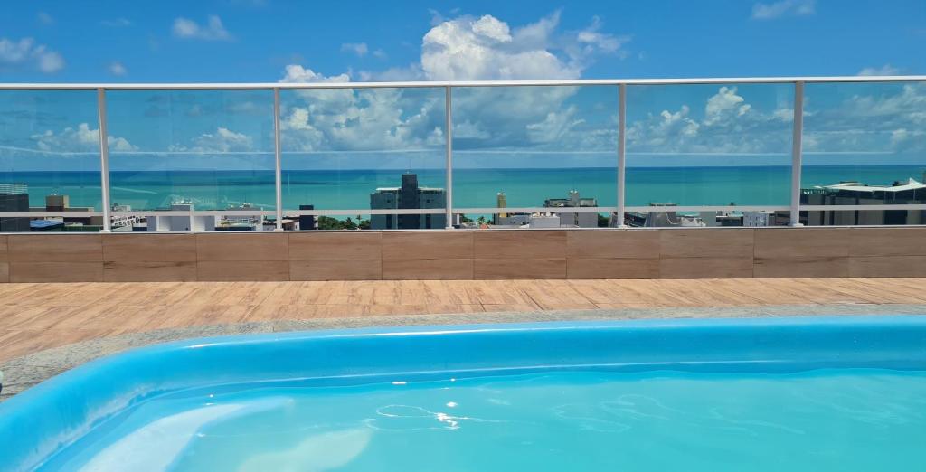 basen z widokiem na ocean w obiekcie Ilha do Caribe w mieście João Pessoa