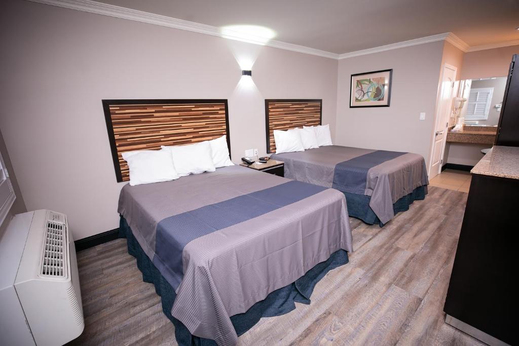 Postel nebo postele na pokoji v ubytování Diamond Bell Inn & Suites
