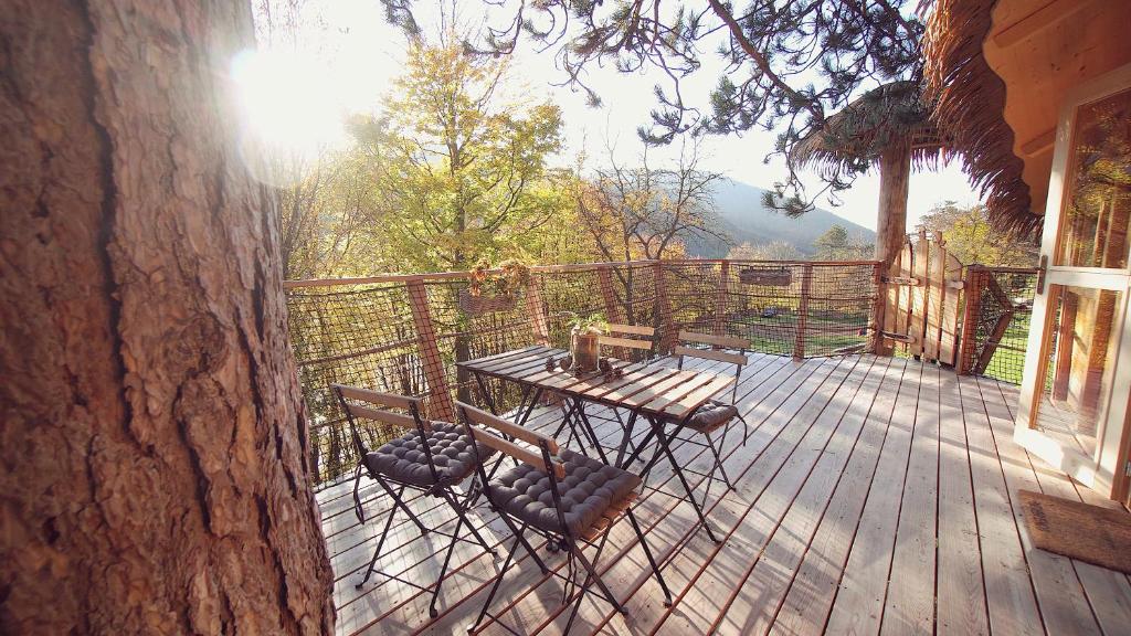 Nespecifikovaný výhled na hory nebo výhled na hory při pohledu z luxury tent