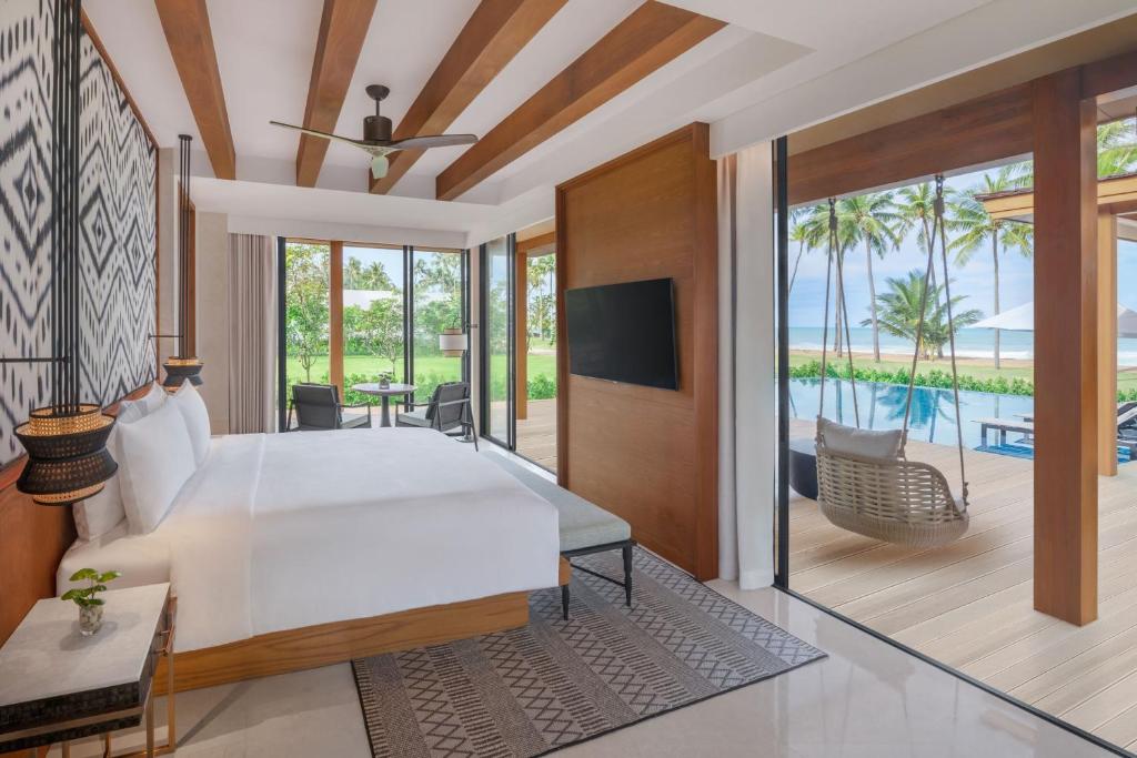 Bazén v ubytování JW Marriott Khao Lak Resort and Spa nebo v jeho okolí