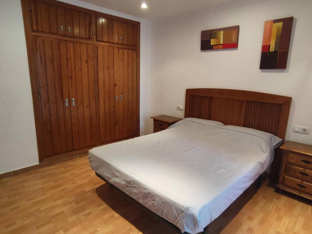 En eller flere senge i et værelse på Frigiliana 3-Bed Apartment- Sleeps 8