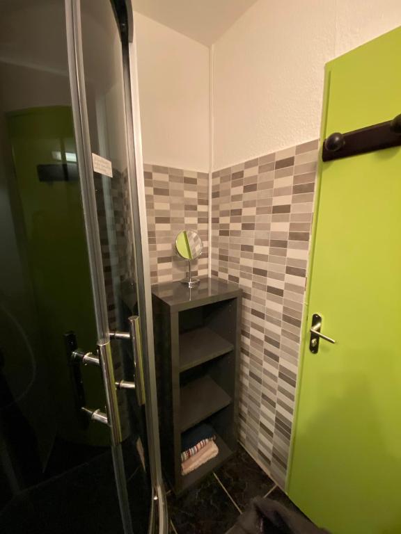 Kúpeľňa v ubytovaní Studio La Désirade Centre Port avec parking