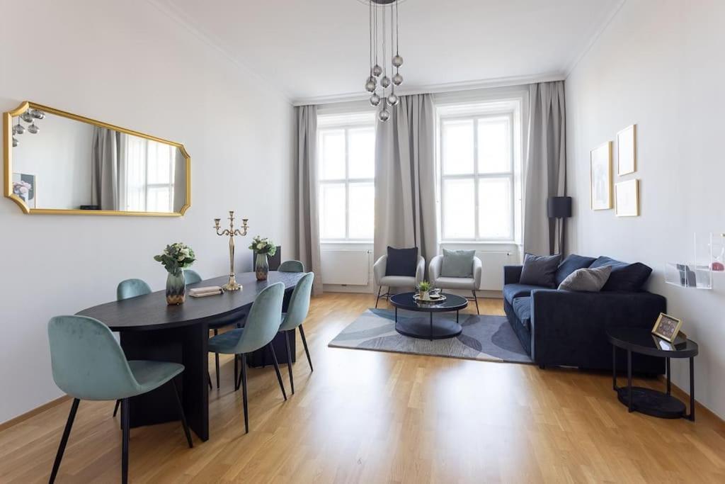 FRANZ 24 typical Viennese apartment in the heart of Vienna, Vienna