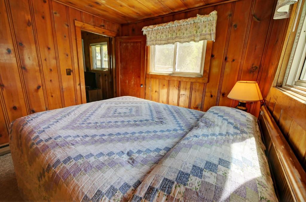 Postel nebo postele na pokoji v ubytování Idle A While Cabins