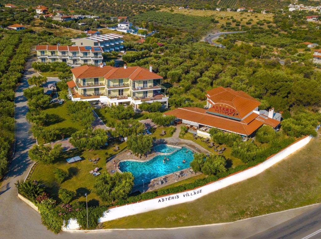 - une vue aérienne sur une maison avec une piscine dans l'établissement Asteris Village, à Gerakini