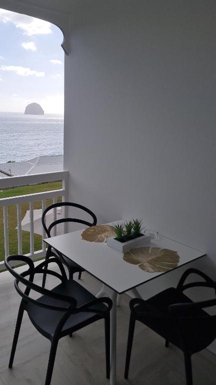 樂迪亞曼特的住宿－Black diamond lounge，阳台上配有白色的桌椅,享有海景
