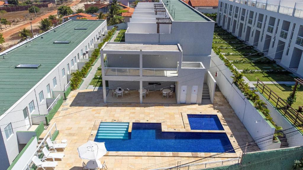 - une vue aérienne sur une maison avec une piscine dans l'établissement Beach Townhouses #C13 - Acomodação por Carpediem, à Aquiraz
