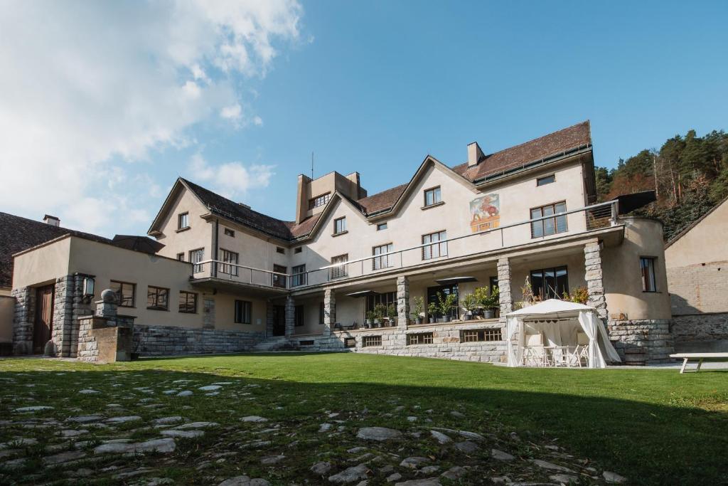 an exterior view of a large house with a lawn at Zweitwohnsitz in Drosendorf Stadt