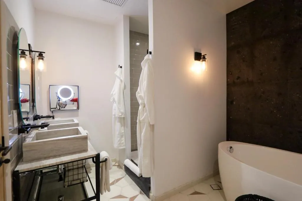 MASTER SUITE KING W/BATHTUB