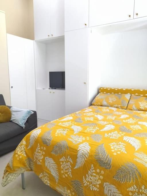 A bed or beds in a room at La vetrina sulla città