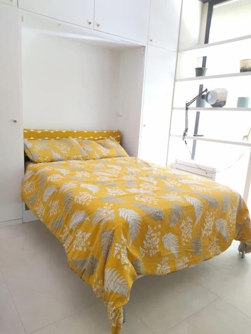 A bed or beds in a room at La vetrina sulla città