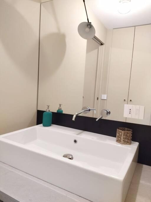 A bathroom at La vetrina sulla città
