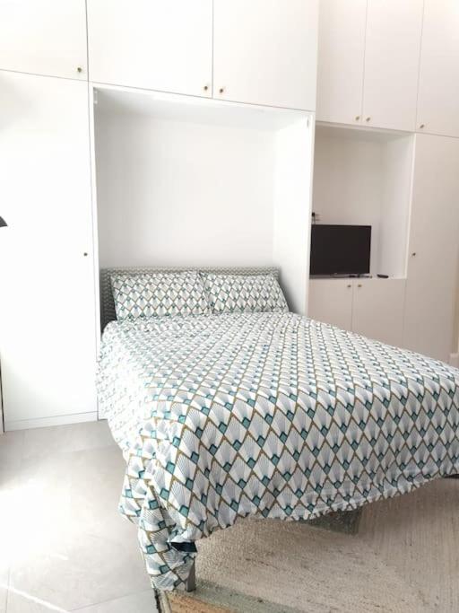 A bed or beds in a room at La vetrina sulla città