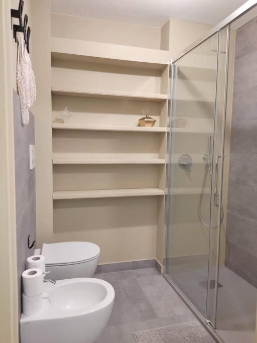 A bathroom at La vetrina sulla città