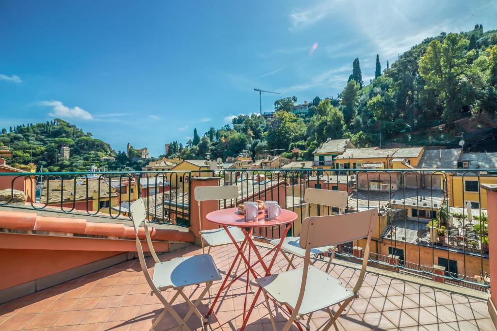 een patio met een tafel en stoelen op een balkon bij Stella by PortofinoHomes in Portofino