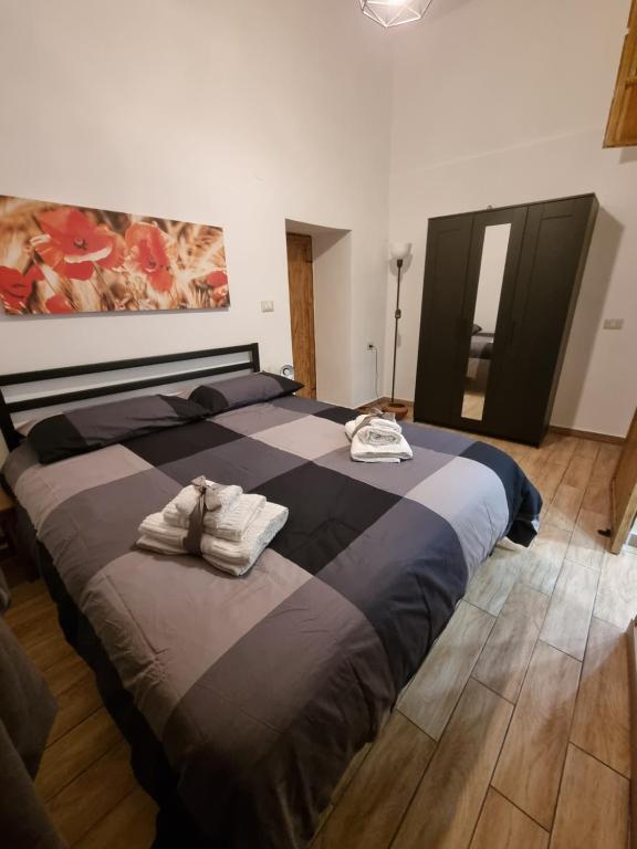 um quarto com uma cama grande e toalhas em O' Palazziell em Nápoles