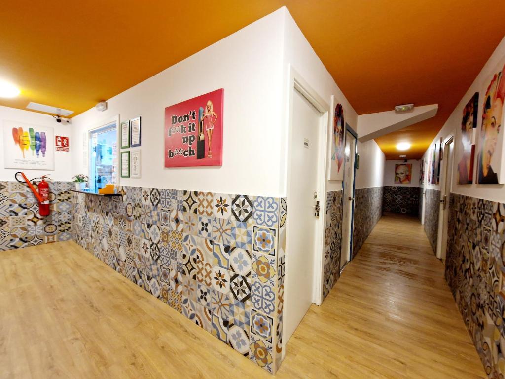 korytarz domu z płytkami na ścianach w obiekcie Arc House Barcelona w Barcelonie