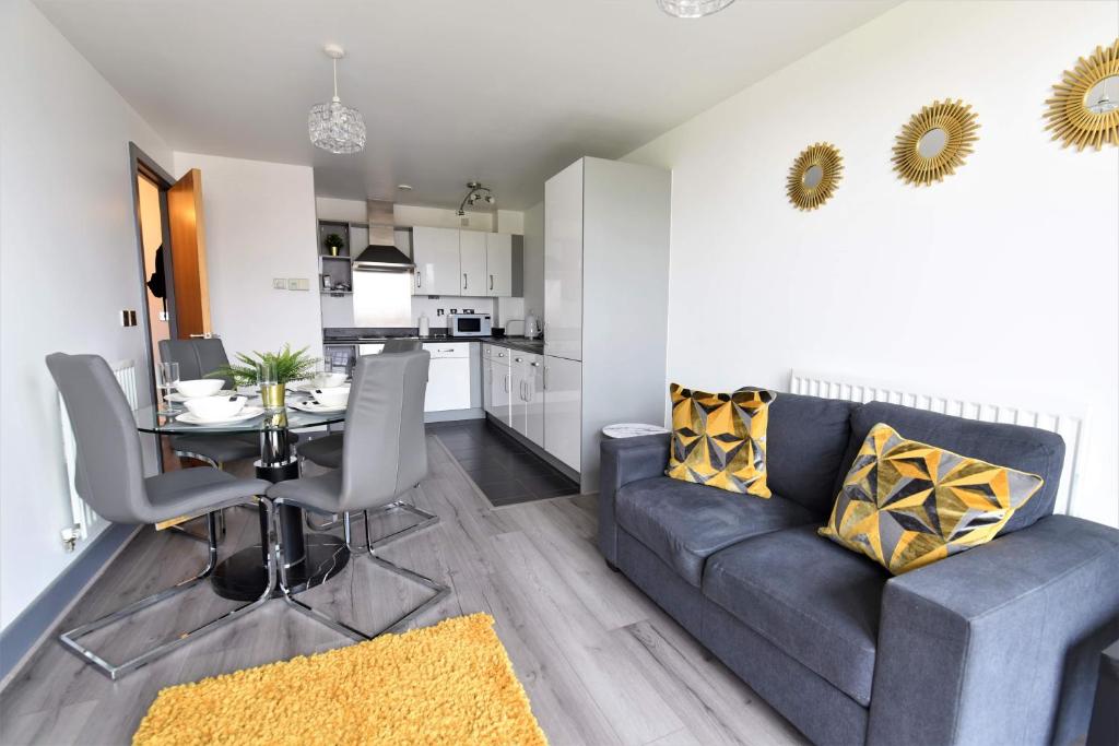 un soggiorno con divano e tavolo di Stunning, 1-Bedroom Cosy Apartment in the Centre of Birmingham a Birmingham