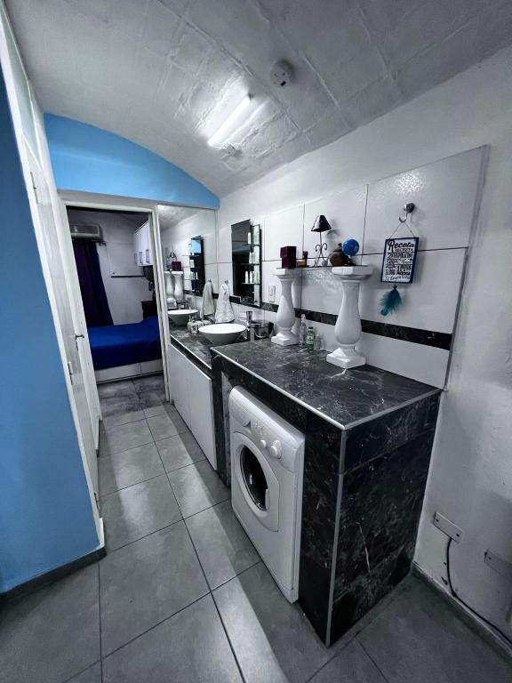 uma cozinha com máquina de lavar e secar roupa num quarto em Winewalker em Ciudad Lujan de Cuyo