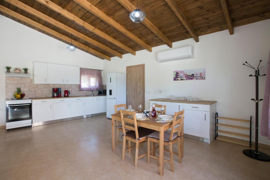 Kuchyň nebo kuchyňský kout v ubytování Serenity Studio Beach Home