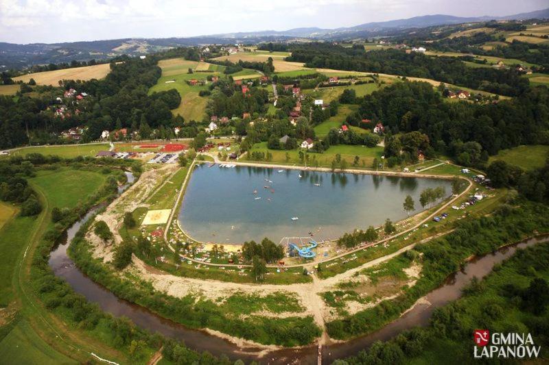 Fotografia z galérie ubytovania Domek całoroczny pod sosenką v destinácii Łapanów