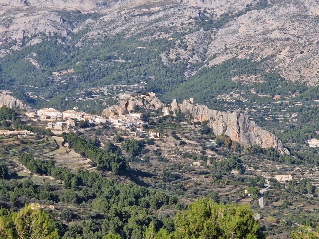 EL ÚNICO apartment with jacuzzi and art, Guadalest – Updated ...